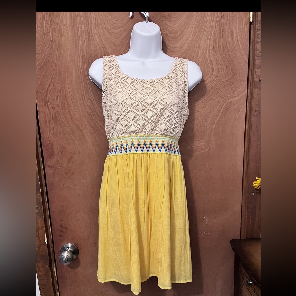 Junior women’s Lily Rose yellow summer dress. Boho style. Size small.